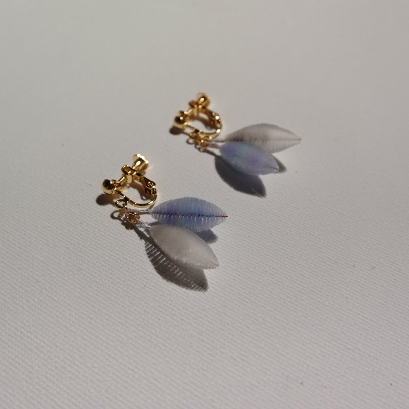 The sustainable velvet flower craftsmanship of Yun Yun earrings - ต่างหู - ไฟเบอร์อื่นๆ หลากหลายสี