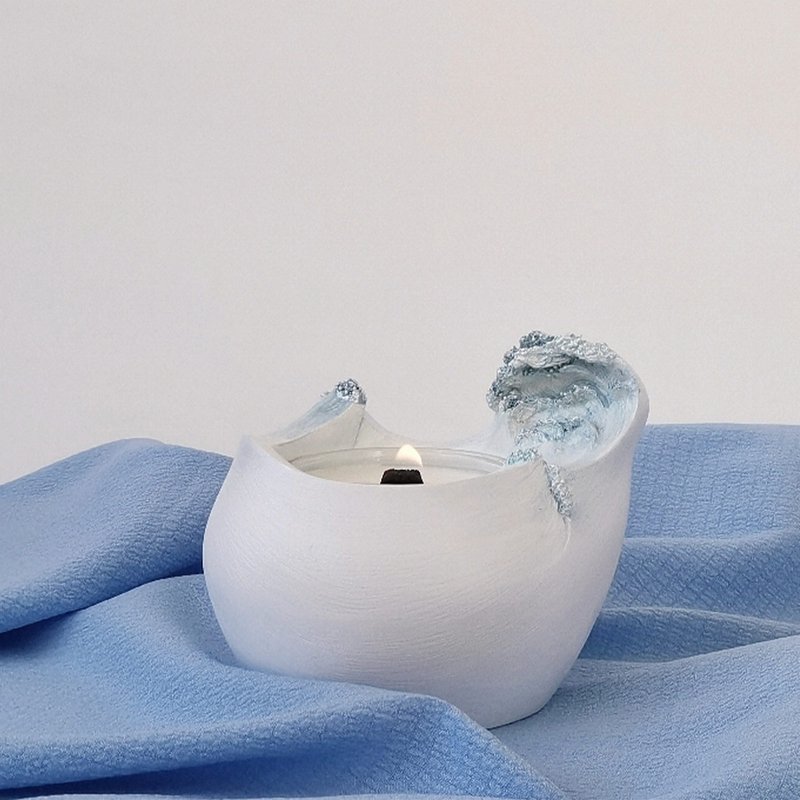 [Ideal Gift Choice] Elegant Floral Scent | A Floral Letter Carried by the Sea Breeze - Ocean Wave Scented Candle - เทียน/เชิงเทียน - เรซิน หลากหลายสี