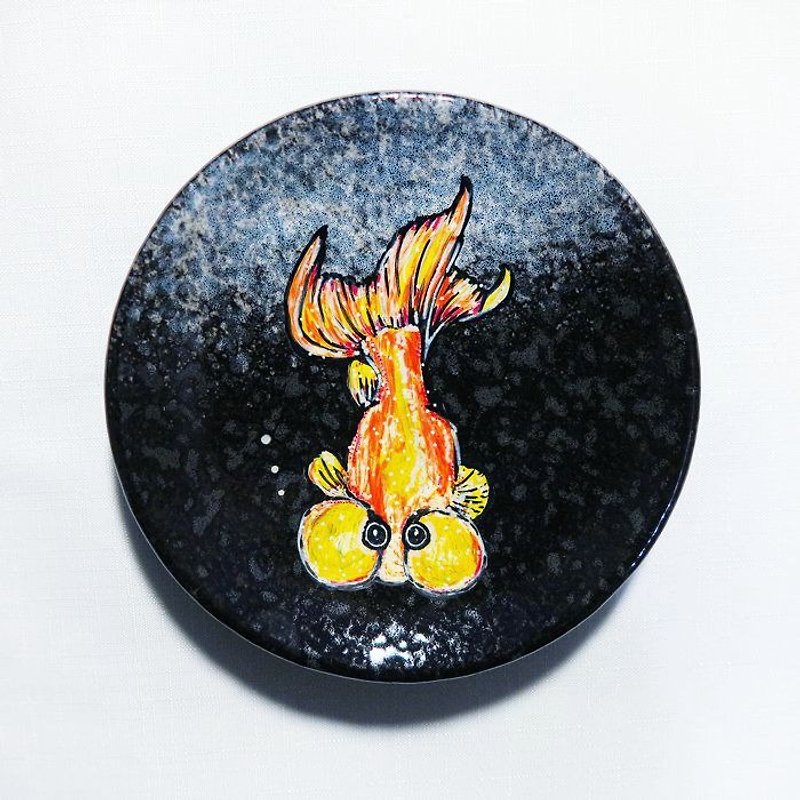 療癒陶瓷手繪盤 - 氣鼓鼓的小金魚(14cm) - 小碟/醬油碟 - 其他材質 黑色