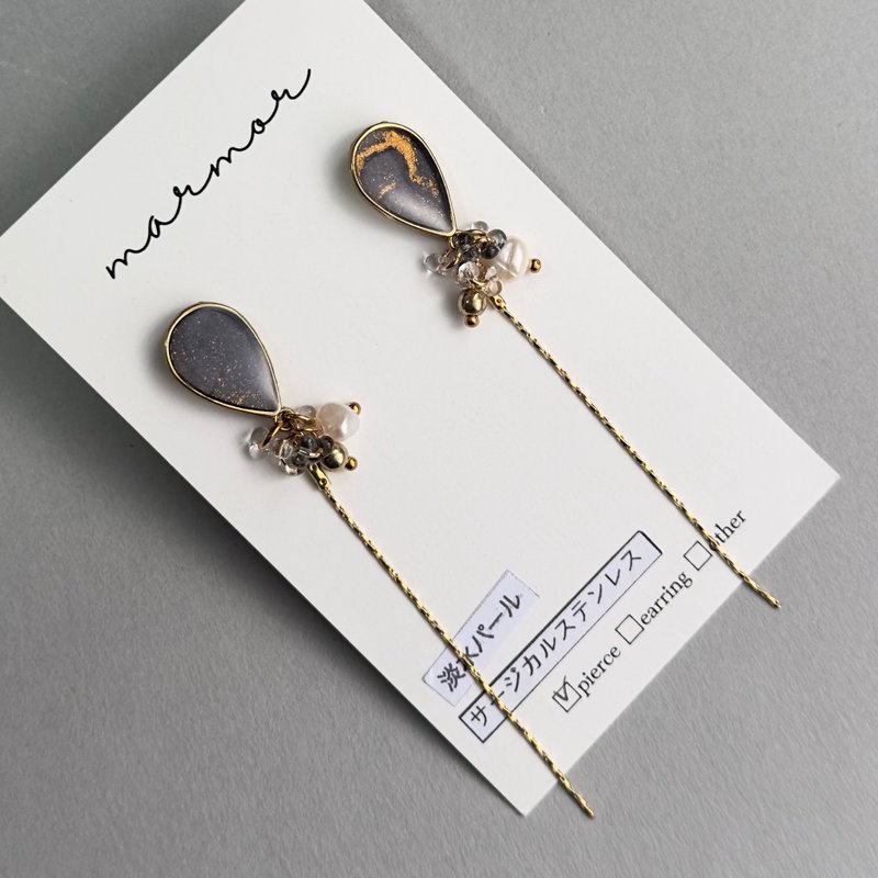 【1点のみ】グレー　アルコールインクアート　ロング　ピアス　サージカルステンレス　灰色　揺れる　ゴールド　淡水パール　チェコガラスビーズ　シンプル　ブラック - 耳環/耳夾/耳骨夾 - 樹脂 灰色