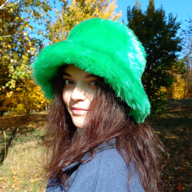 グリーンのフェイクファーのバケットハット。フェスティバル ファジー ネオン ハット。レイブハット。明るい毛むくじゃらの帽子。 - 帽子 - その他の素材 グリーン
