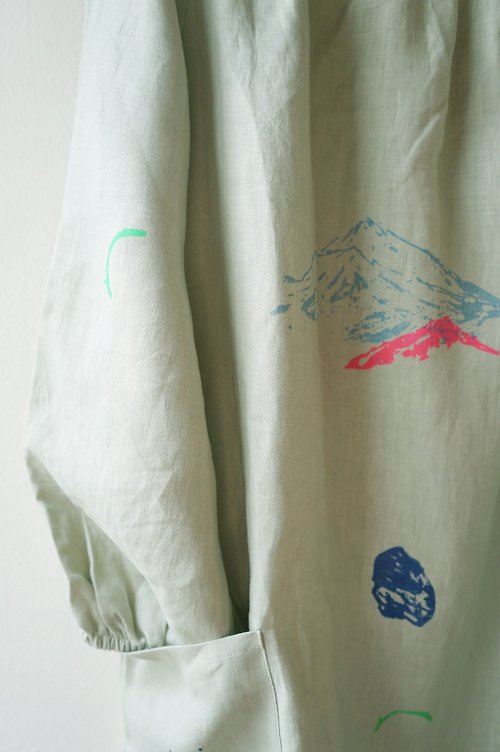 yinke 漂亮灰綠色手工製作印花口袋抽繩綁帶大平領洋裝 - 幾何小腳、山