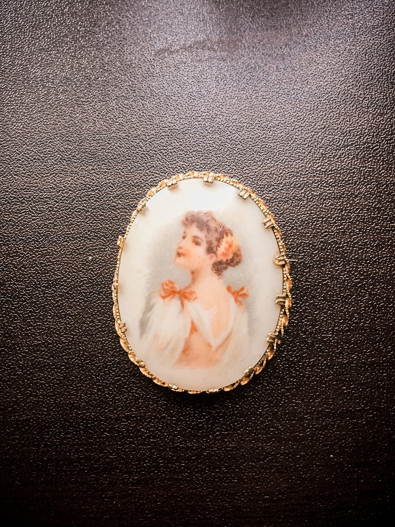 …｛橡子女孩::古董小物｝From Diana. - 胸針/心口針 - 其他金屬 白色