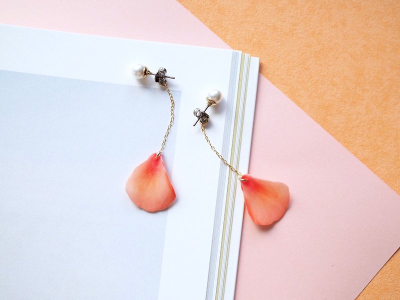 Coral Pink Earrings with pearl /Pierced or Clip-on - ต่างหู - ผ้าฝ้าย/ผ้าลินิน สีส้ม