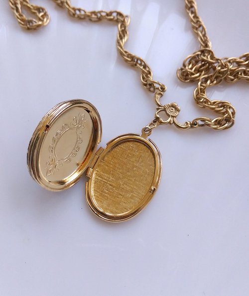 1928 locket necklace