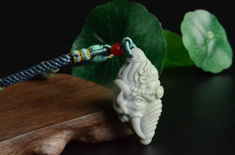 【Bai Xiang】Natural Alashan Ganesha Carving Pendant Necklace - สร้อยคอ - เครื่องเพชรพลอย 