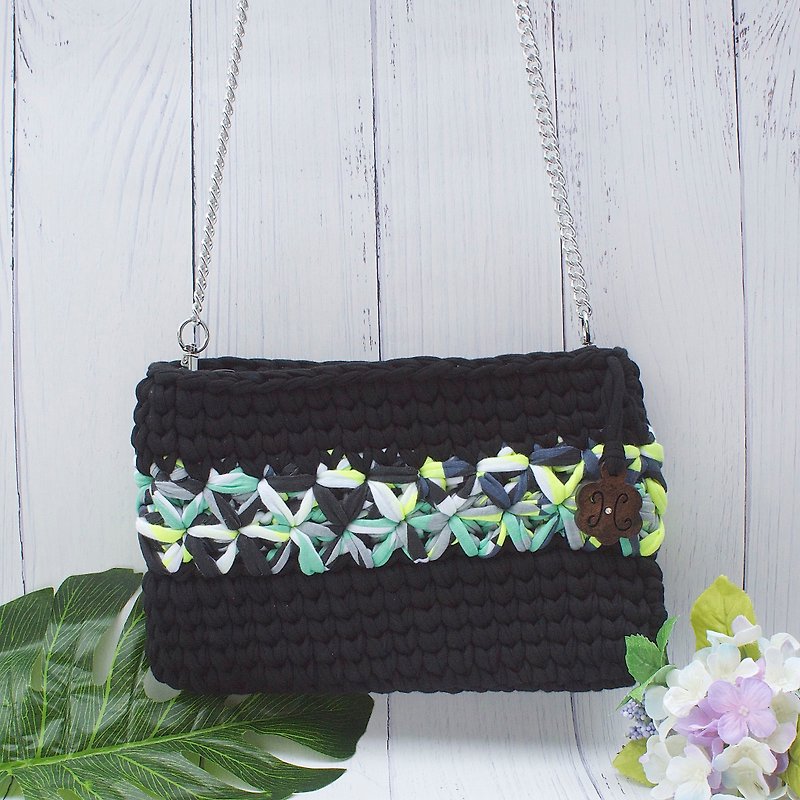 Hand-woven bi-color flower pattern pattern handbag Black/Black X Green-color geometry hand-made color and letter gift - Messenger Bags & Sling Bags - Cotton & Hemp Black