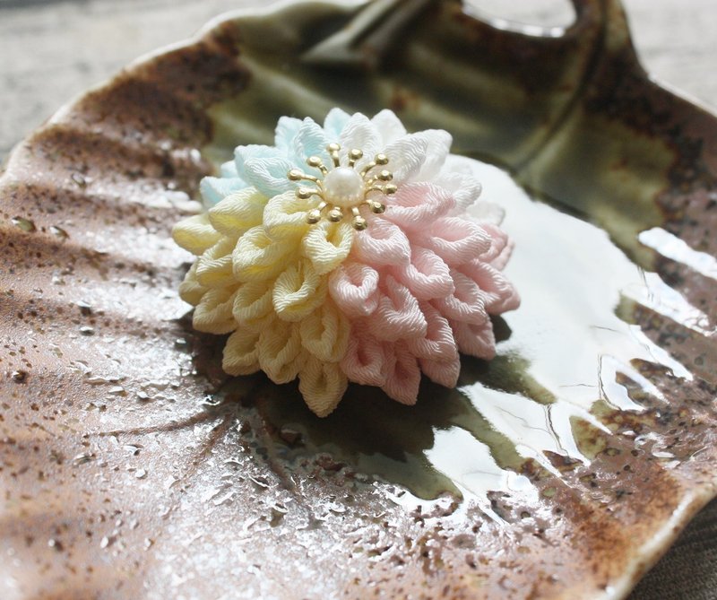 [Charlene Design]つまみ細工、四色劍菊(下單後開始製作) - 髮夾/髮圈 - 絲．絹 多色