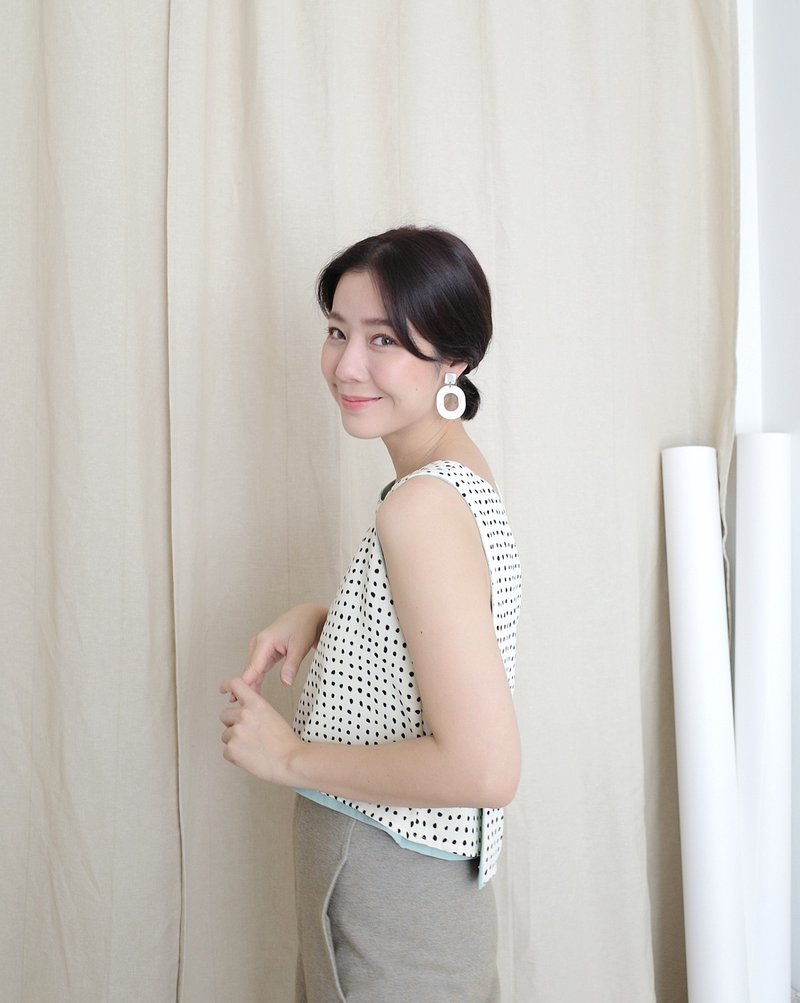 WHITEOAKFACTORY Two-side cotton linen wrap crop top - Light blue & polka dot - 女上衣/長袖上衣 - 棉．麻 白色