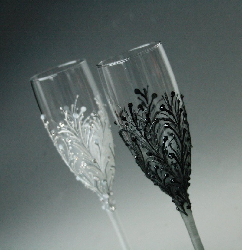 Mr and Mrs Wedding Glasses Champagne Hand painted set of 2 - 酒杯/酒器 - 玻璃 白色