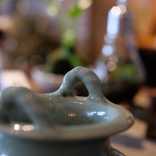 鍋島焼　作家物　青磁香炉 蓮華兎三脚　透かし網 鍋島焼 作家物 青磁香炉 蓮華兎三脚 透かし網