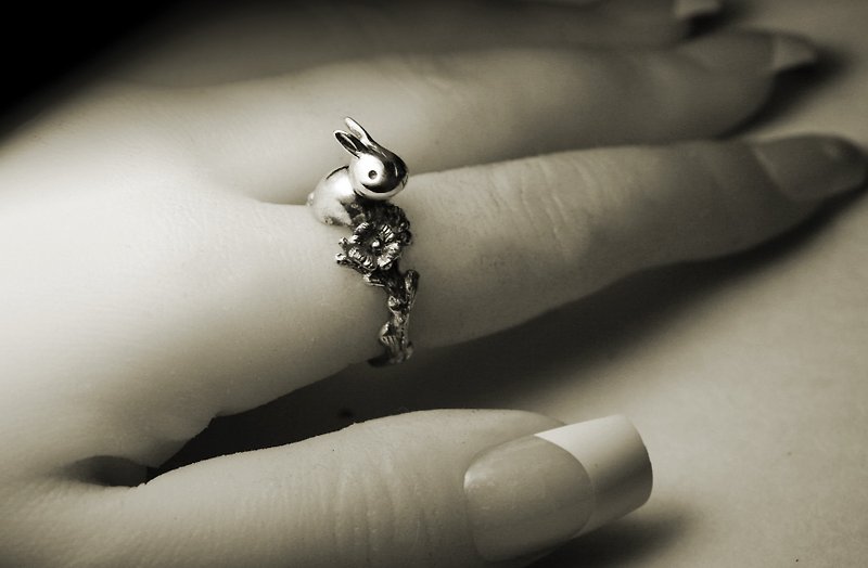 兔子花朵銀戒指 - 戒指 - 其他金屬 銀色