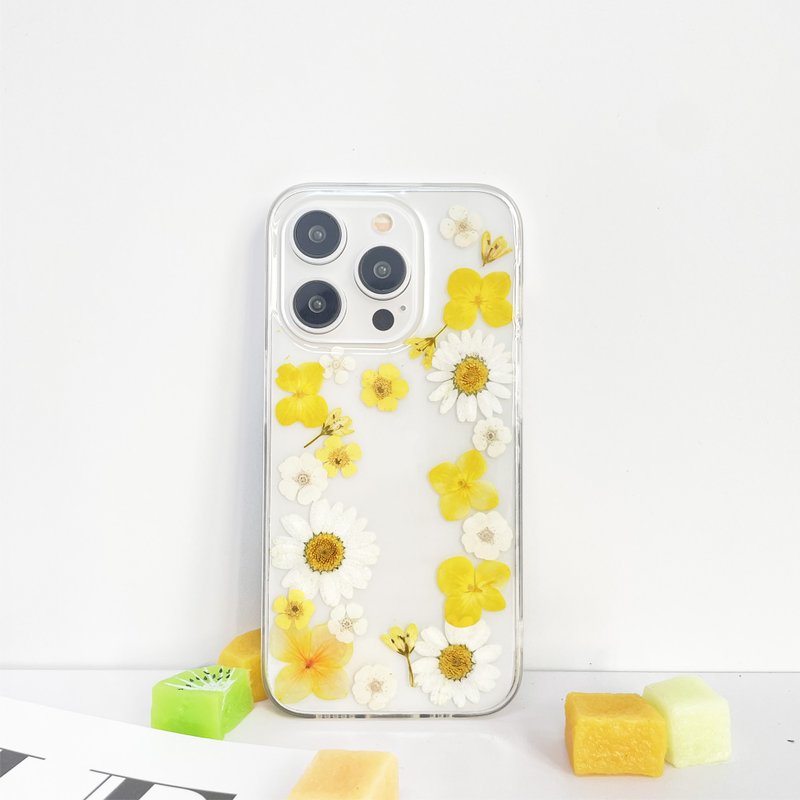 Daisy and Hydrangea Pressed Flower Phone Case for iPhone 16 Pro Max Samsung A35 - เคส/ซองมือถือ - พืช/ดอกไม้ 