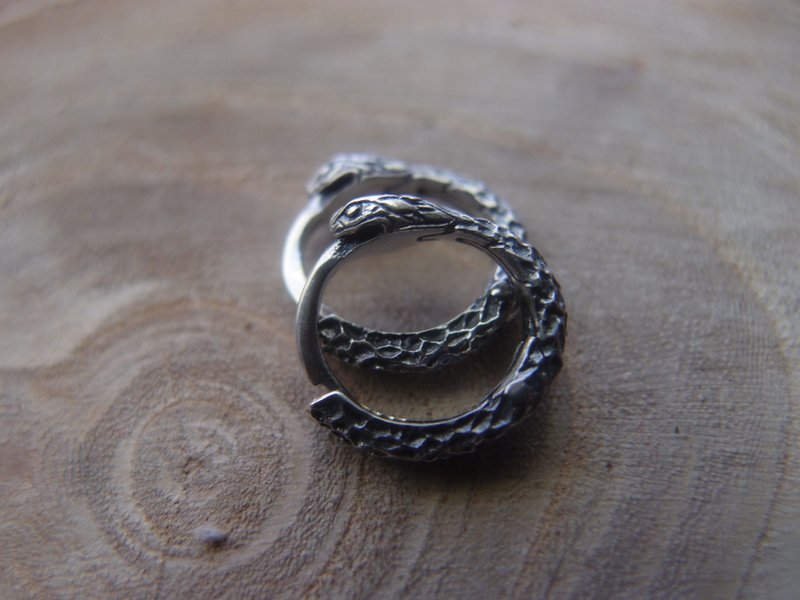 Ouroboros snake sterling silver Pair of earrings 13mm huggie hoop earrings - Earrings & Clip-ons - Sterling Silver Silver