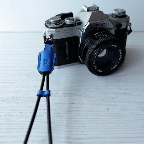 isni手作り革專門店 isni相機手腕帶 海洋藍/黑 歐洲牛皮 職人手作りのカメラ