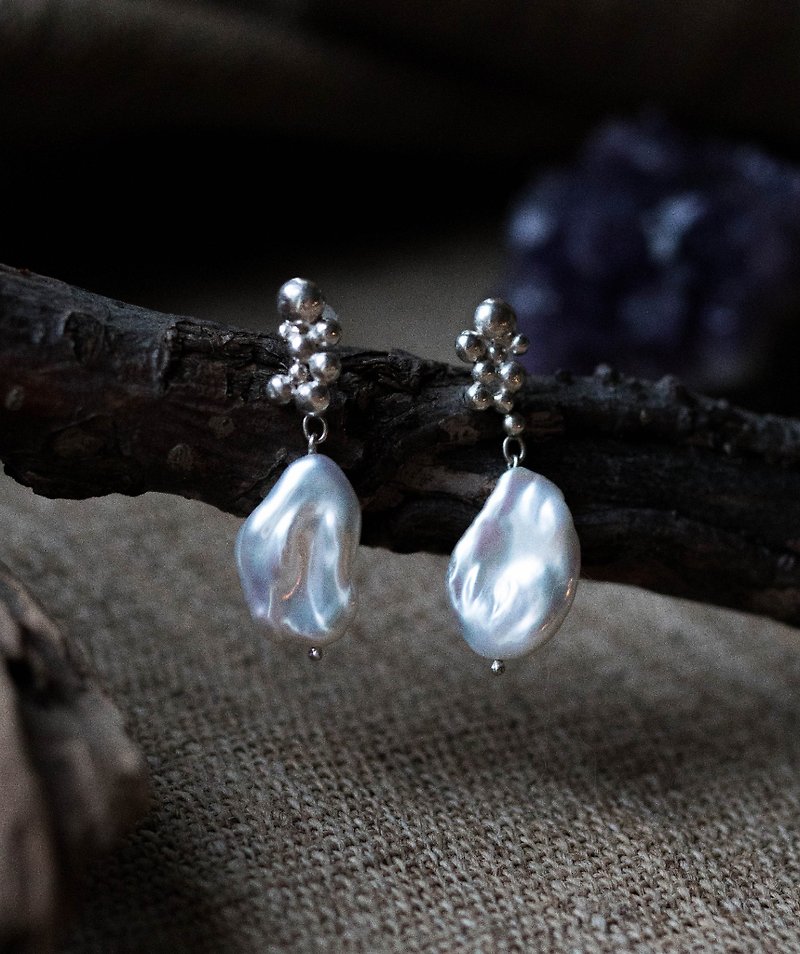 Unshaped water wave pearl sterling silver earrings gift packaging exchange gifts - Earrings & Clip-ons - Sterling Silver White