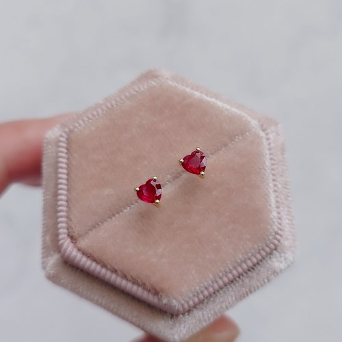 Joyce Wu Handmade Jewelry 限量現貨 | 天然紅寶石 心形切割 極簡爪鑲 純 18K 黃金耳環