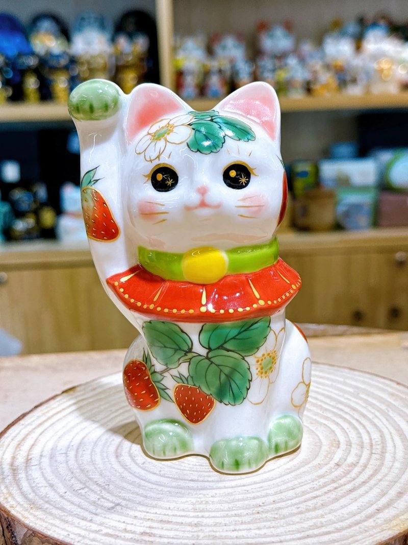 【晶莓迎祥】日本清水燒招財貓 | 色繪 - 白地 草莓 - 擺飾/家飾品 - 瓷 白色