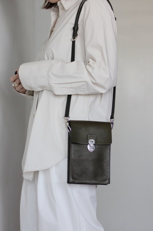 Mou Mou Leather Craft 手工手縫橄欖綠義大利摔紋植鞣真皮經典翻蓋揹包手機包