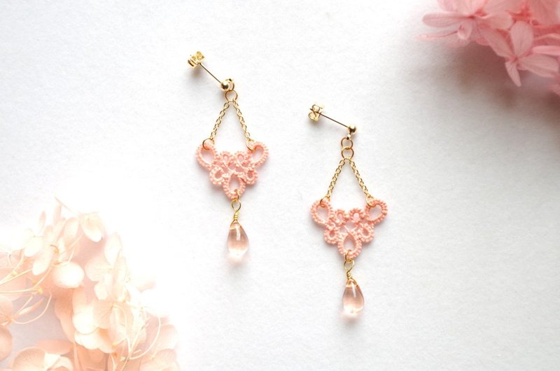 タティングレースとチェコビーズのトライアングルピアス・桜 - 耳環/耳夾/耳骨夾 - 棉．麻 粉紅色