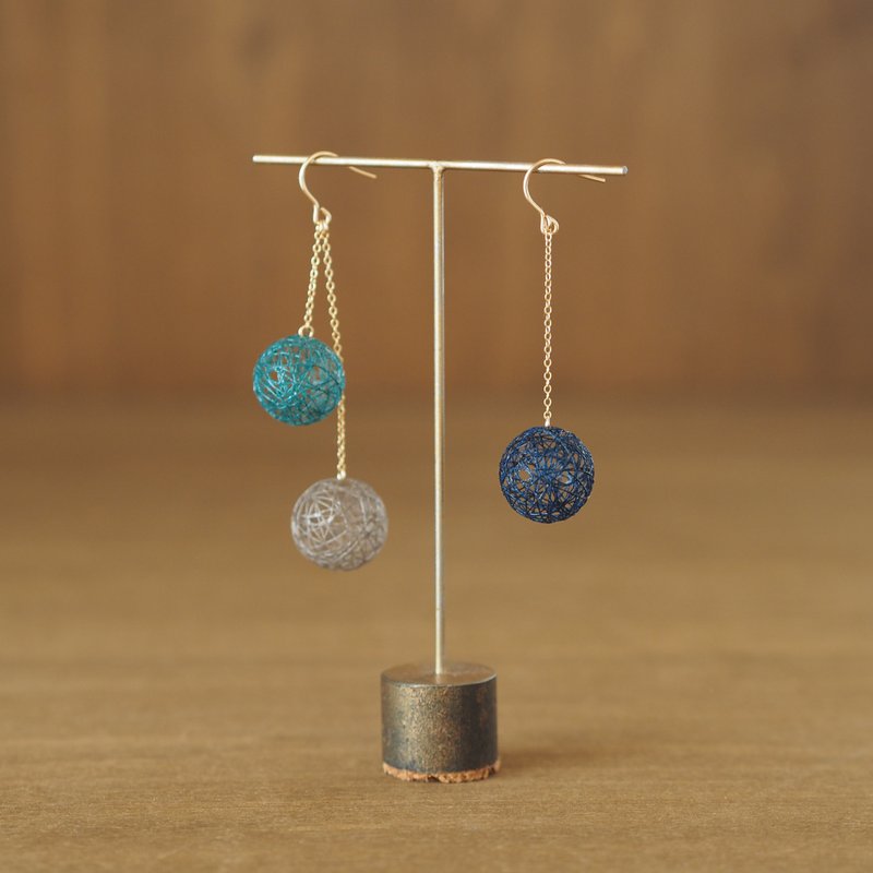 Hirari Thread Ball・Night Sky Navy Asymmetric Clip-On - Earrings & Clip-ons - Silk Blue