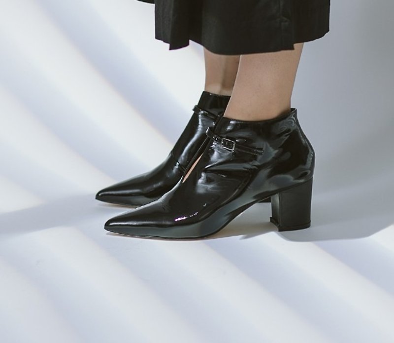 Thin buckle pointed short tube leather thick heel boots black mirror - รองเท้าบูทสั้นผู้หญิง - หนังแท้ สีดำ