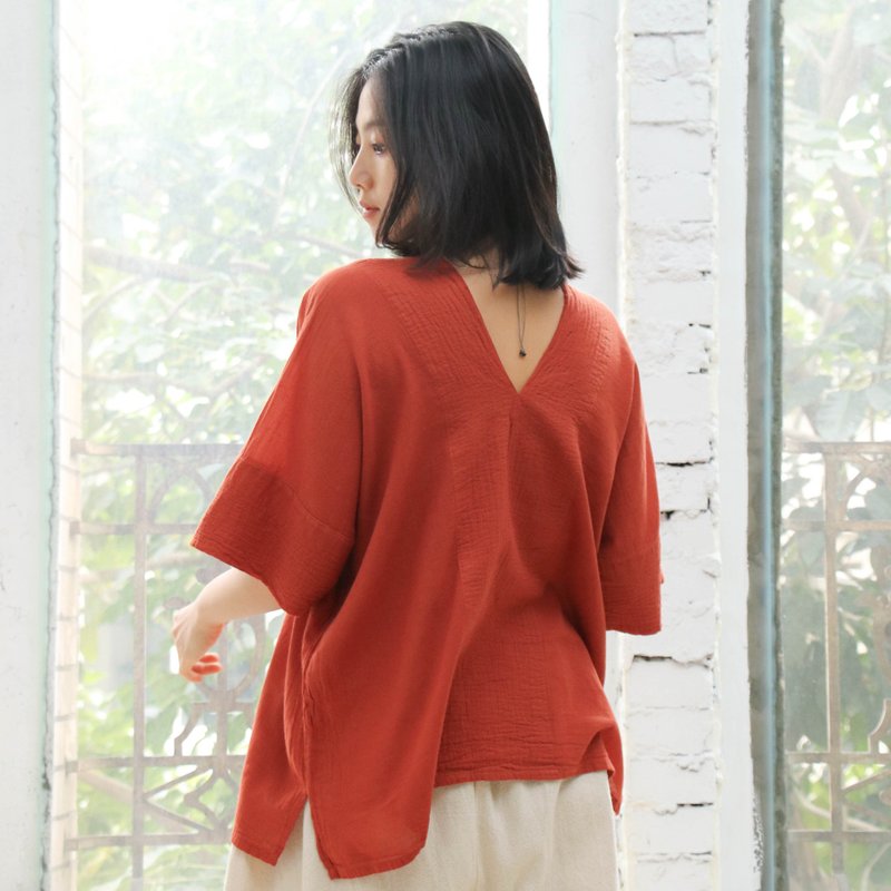 V-neck short slightly wrinkled top/mousse orange red - Women's Tops - Cotton & Hemp Orange