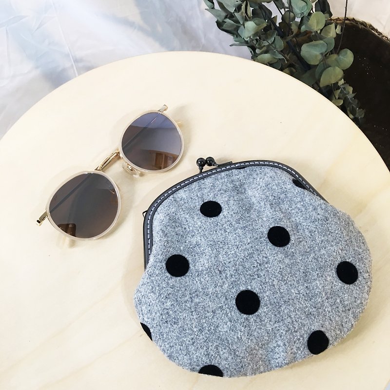 Autumn and winter listing black frame round gold coin change flat bag - polka wool dot - กระเป๋าสตางค์ - ขนแกะ สีเทา