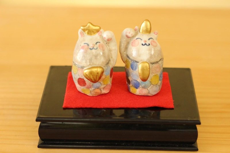 Hina-sama, a powdered ceramic cat. - Items for Display - Pottery White
