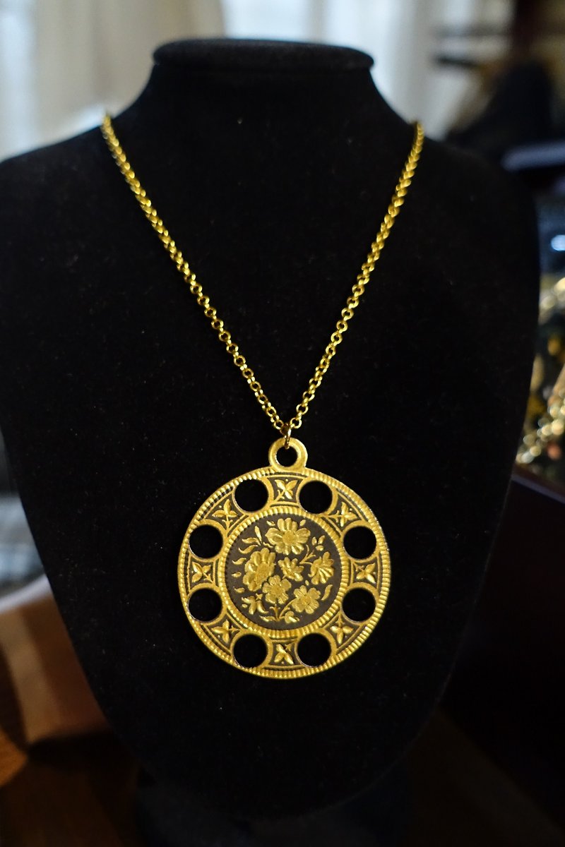 (VINTAGE/UNIQUE) Dial round hollow out damascene necklace - Necklaces - Other Metals Silver