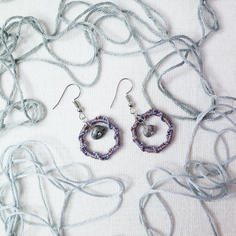 Hand-knitted earrings twist gray lapis lazuli Clip-On/ear hook - ต่างหู - งานปัก สีเทา