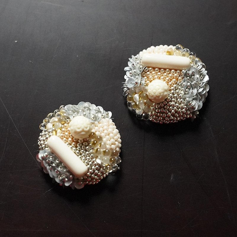 Silver and white beaded circle earrings, gorgeous earrings,No.5 - ต่างหู - ผ้าฝ้าย/ผ้าลินิน ขาว
