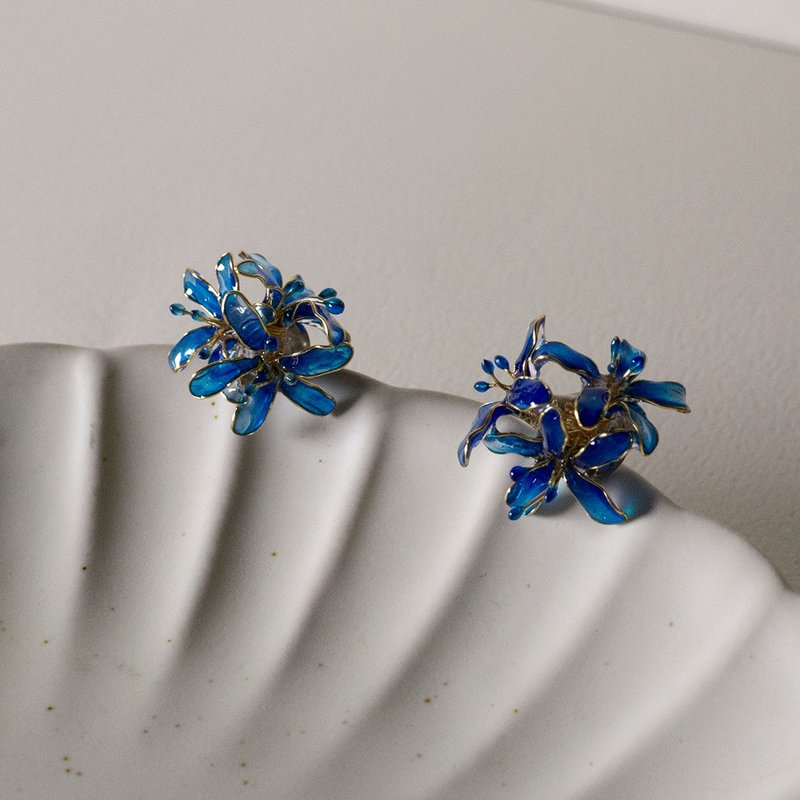 【客製化商品】曼珠沙華-樹脂耳環 彼岸花 造花液 水晶花 樹脂花 - 耳環/耳夾/耳骨夾 - 樹脂 藍色