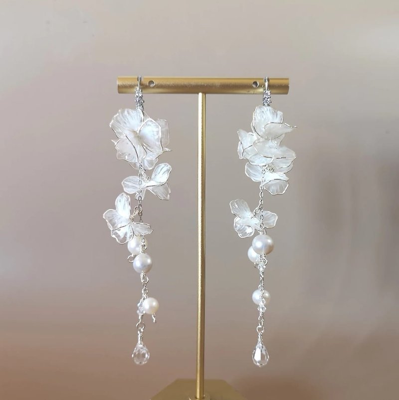 Flying Flower Long Version | Silver | Clip-On Earhook | Handmade Wedding Resin Crystal Flower Ornaments - Earrings & Clip-ons - Other Materials White