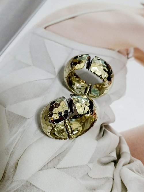 老時光製造所 vintage jewelry 典雅金色敲擊紋環型 夾式耳環