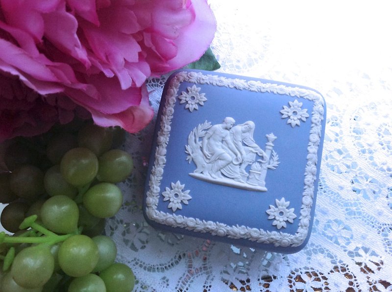 ♥~安妮瘋古物~♥英國骨瓷Wedgwood jasper 藍色碧玉浮雕希臘神話珠寶盒,飾品盒 - 收納箱/收納用品 - 瓷 