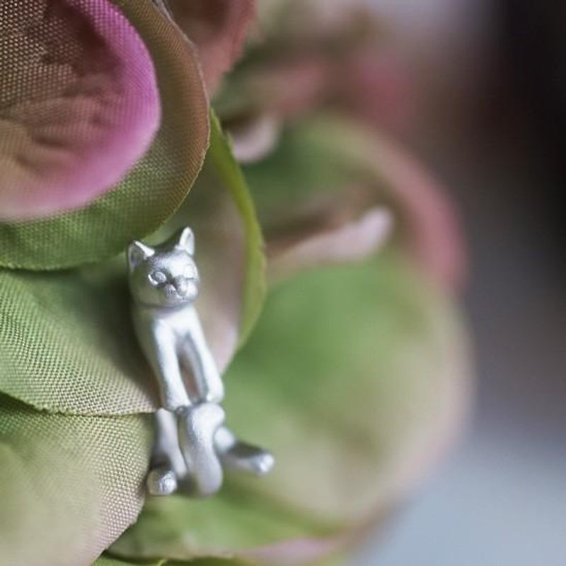 グリとラテュの猫イヤリング　グリ　シルバー　 片耳 - 耳環/耳夾 - 其他金屬 銀色