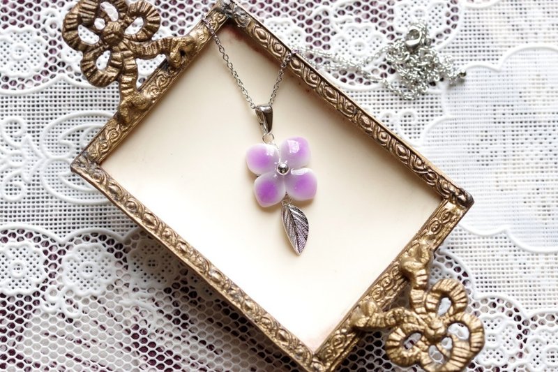 クレイアート　陶器風の紫陽花と葉っぱチャームのペンダント・暗闇の一輪 - 項鍊 - 黏土 紫色