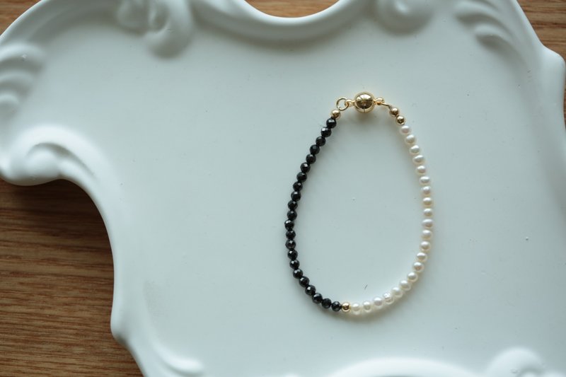 Minuet Pearl Black Spinel Bracelet - สร้อยข้อมือ - ไข่มุก ขาว