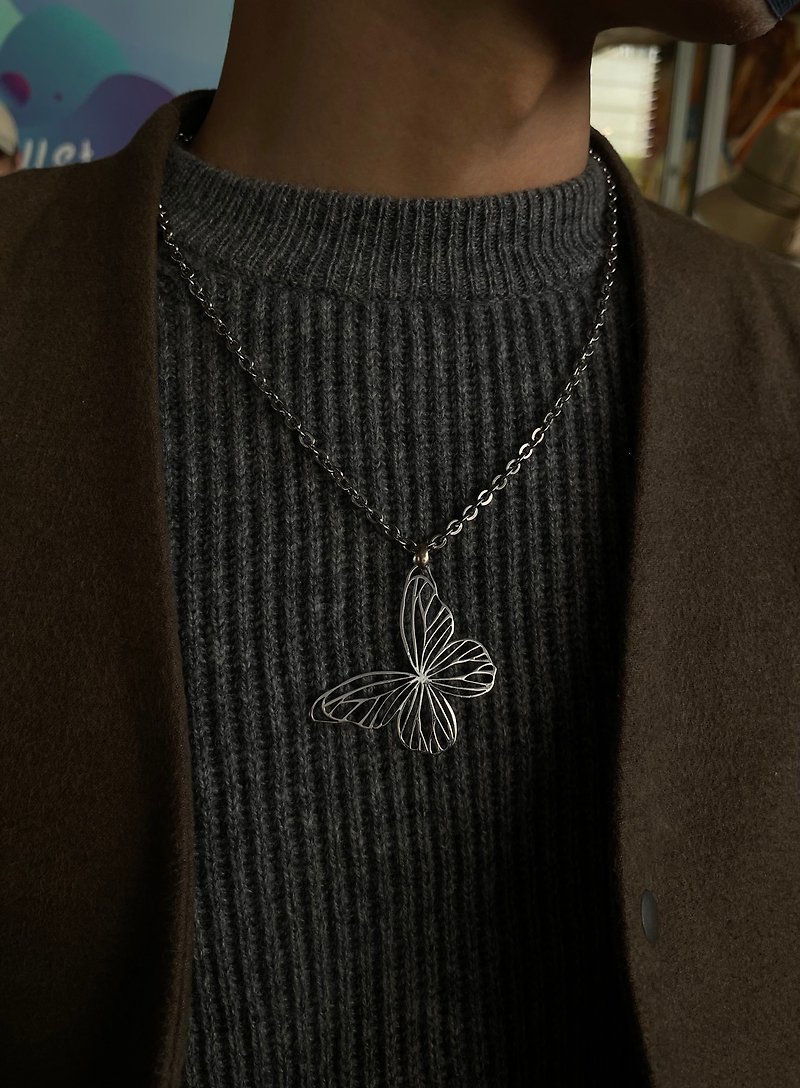 蝶のネックレス/光る女神蝶 - ネックレス - 銅・真鍮 シルバー