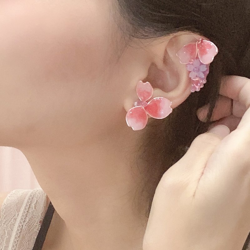 Keep a cherry blossom for you. Hand-made asymmetrical contrast color healing earrings. Painless Clip-On/ear needles - Earrings & Clip-ons - Resin Pink