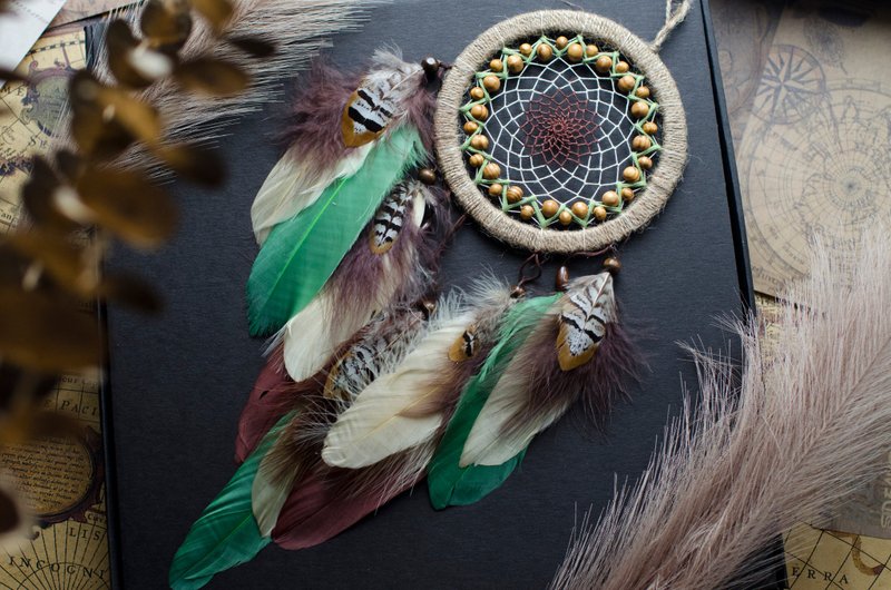 Handmade Beige Dreamcatcher with Green Feathers - Boho Wall Decor - Unique Gift - ตกแต่งผนัง - งานปัก สีกากี