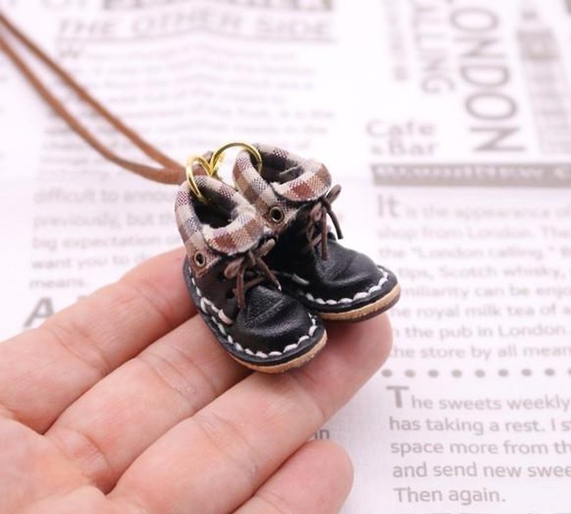Small leather boots necklace with black lining - สร้อยคอ - หนังแท้ สีดำ