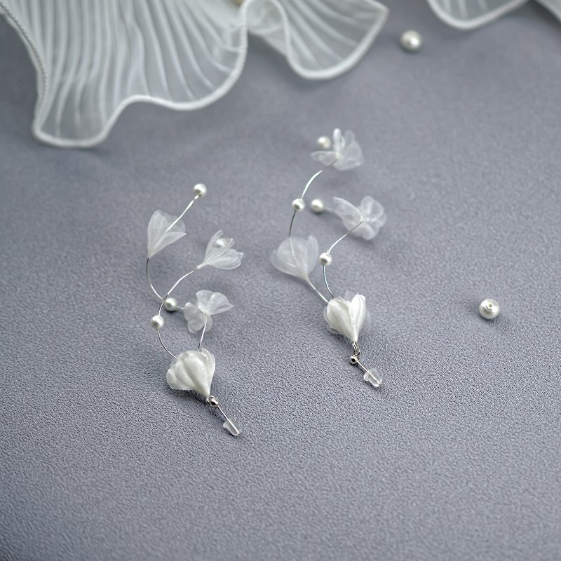 Endless | Silver-colored Interwoven with Small Flowers and Pearls Earrings - ต่างหู - ไข่มุก ขาว