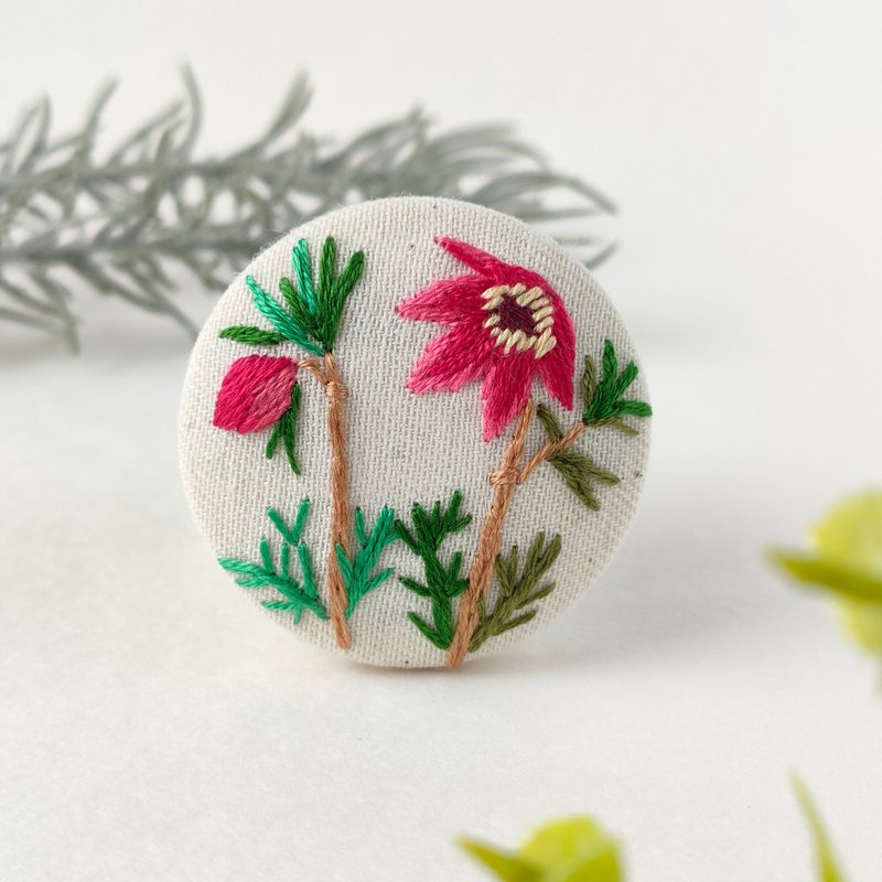 Embroidered brooch of Okinagusa - เข็มกลัด - ผ้าฝ้าย/ผ้าลินิน สีแดง