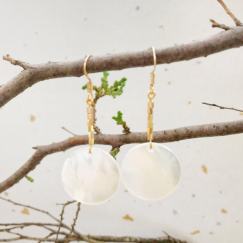 Elegant white shell earrings can be changed to Clip-On - ต่างหู - เปลือกหอย ขาว