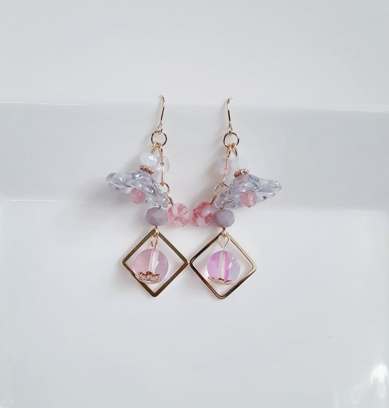 Cute pink-purple fantasy earrings with flower beads and Luna flash Flower beads Stylish Gift Gentle Can be changed to allergy-friendly earrings or Clip-On - ต่างหู - แก้ว สึชมพู