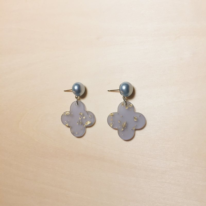 Vintage blue clover pearl earrings - ต่างหู - เรซิน สีน้ำเงิน