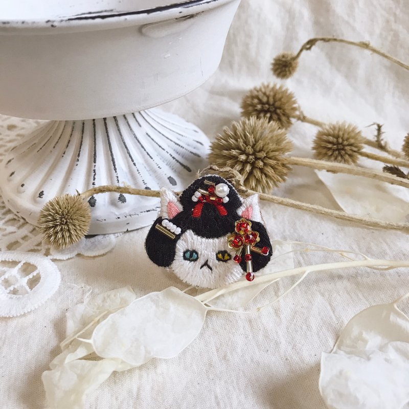 手作刺繡//花見藝伎貓別針 - 胸針 - 繡線 白色