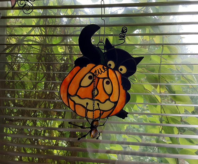 ステンドグラスのカボチャ、黒猫とクモ/ハロウィーンの装飾/窓のサンキャッチャー - ショップ InnaStainedGlassCrafts 置物 -  Pinkoi